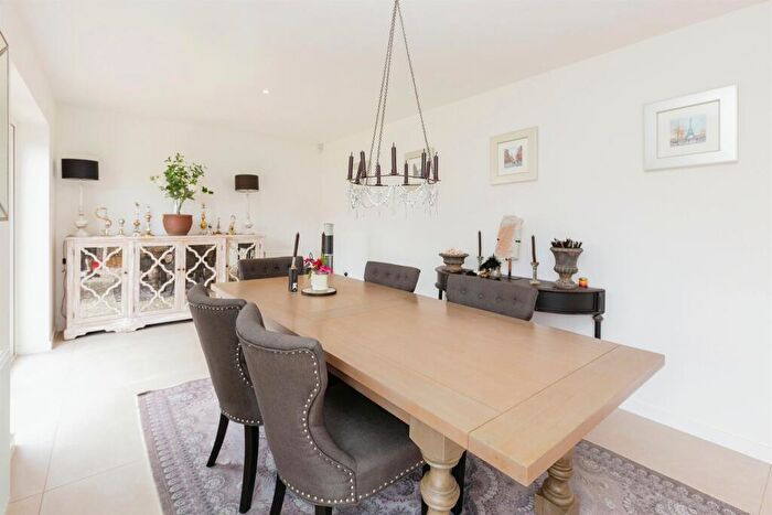 5 Bedroom Detached House For Sale In Edsell Crescent, Thame, OX9