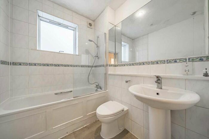 2 Bedroom Flat To Rent In Alberta Street, Kennington, SE17