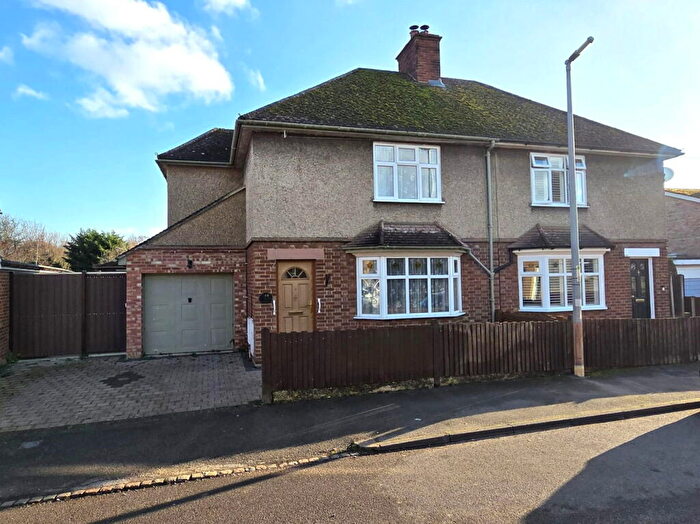 3 Bedroom Semi-Detached House For Sale In King Street, Potton, SG19