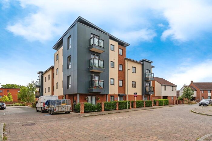 2 Bedroom Flat For Sale In Tiller Road, Waterlooville, Hampshire, PO7