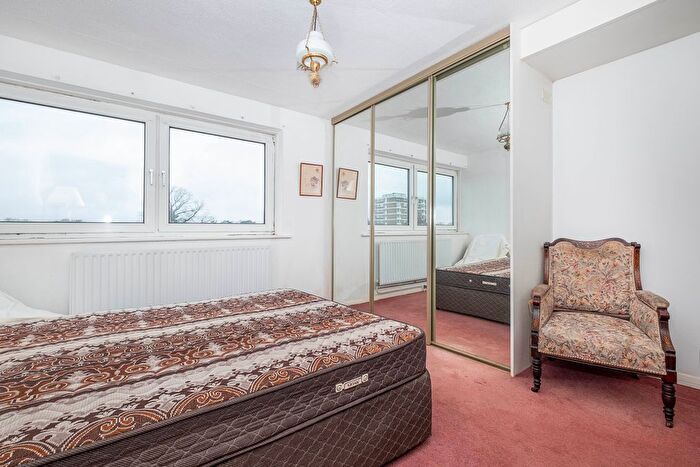 2 Bedroom Flat For Sale In Broom Park, Teddington, TW11 - Photo 5