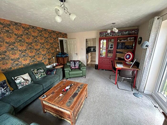 2 Bedroom Apartment For Sale In Admiralty Way, SO40