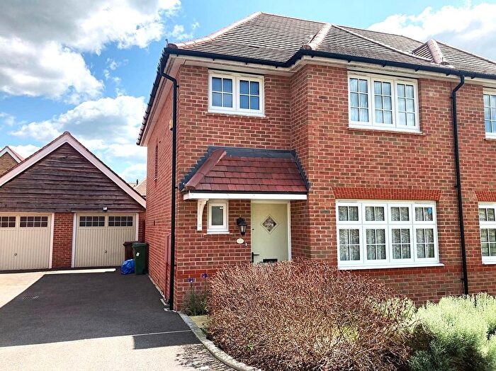 3 Bedroom Semi-Detached House For Sale In Kiln Way, Halling, Rochester, ME2