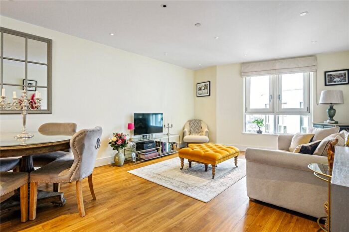 2 Bedroom Apartment For Sale In Queensland Road, London, N7