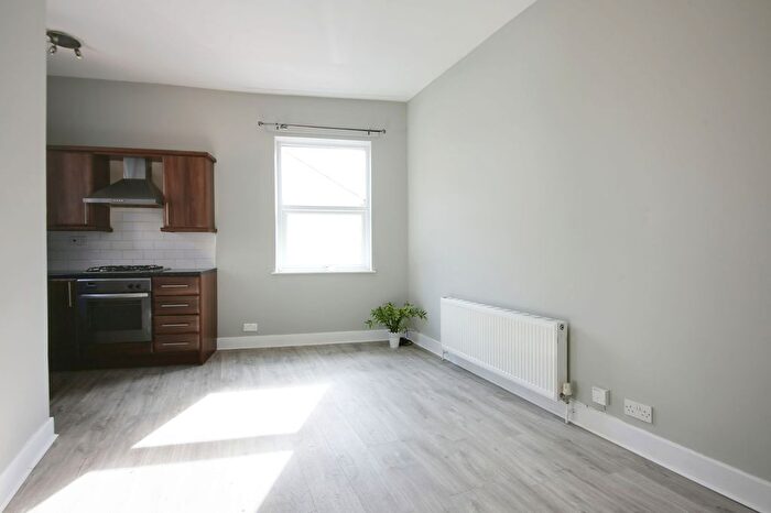 2 Bedroom Flat To Rent In South Parade, Runcorn, WA7