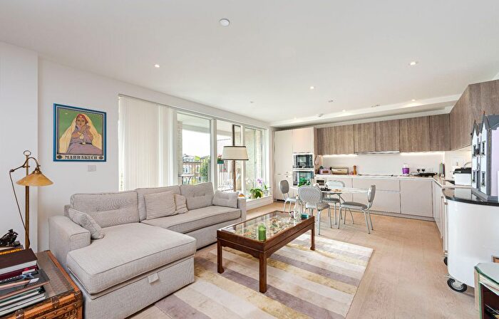 3 Bedroom Flat To Rent In The Avenue, London, NW6