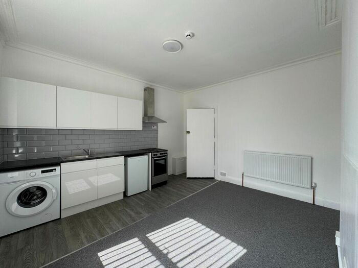 Flat To Rent In Room F, Clive Crescent, Penarth, CF64