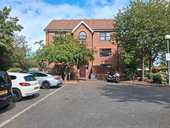 1 Bedroom Flat For Sale In Warren Close, Hayes, UB4