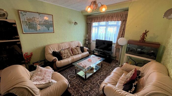 3 Bedroom Semi-Detached House To Rent In Vicarage Farm Road, Hounslow, TW5