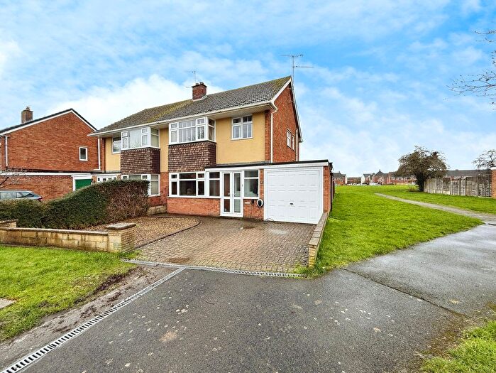 3 Bedroom Semi-Detached House For Sale In Weedon Road, Swindon, SN3