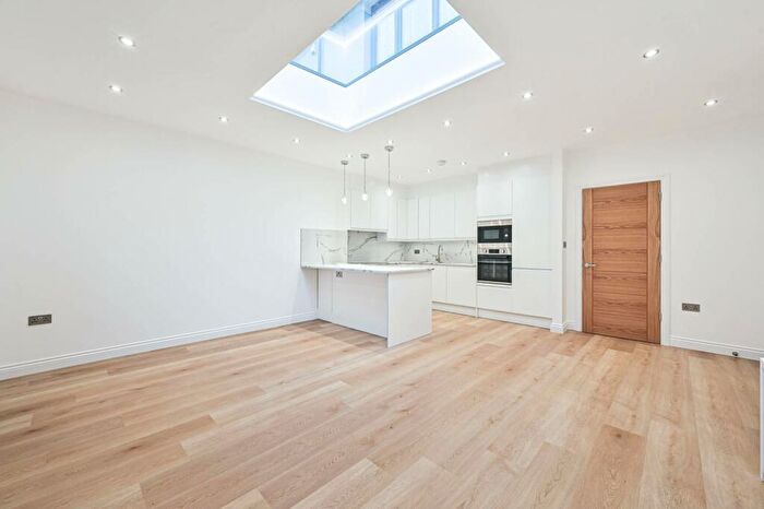 3 Bedroom Flat To Rent In Warwick Road, High Barnet, Barnet, EN5