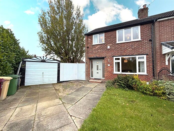3 Bedroom Semi-Detached House For Sale In Singleton Grove, Westhoughton, Bolton, BL5