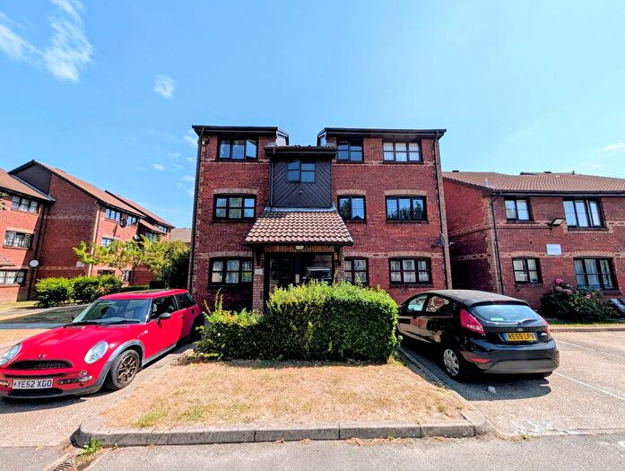 1 Bedroom Flat For Sale In Lowry Crescent, Mitcham, CR4