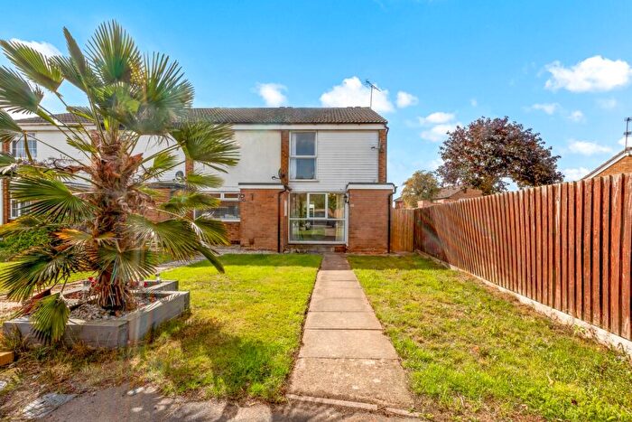 2 Bedroom Town House For Sale In Burnham Close, Wigston, Leicestershire, LE18