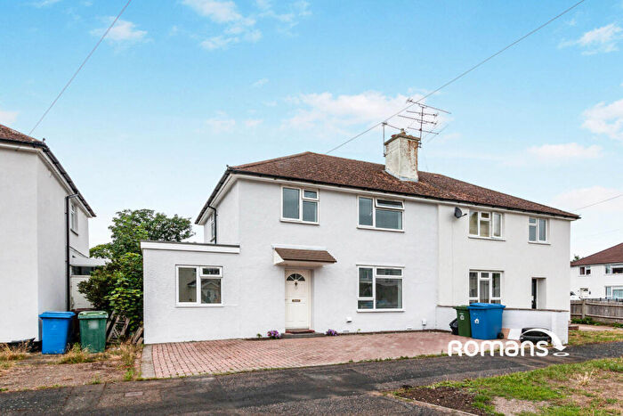 4 Bedroom Semi-Detached House To Rent In Oaken Copse Crescent, Farnborough, GU14