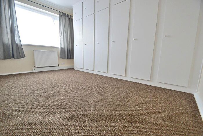 2 Bedroom Flat To Rent In Bush Close, Ilford, Essex, IG2