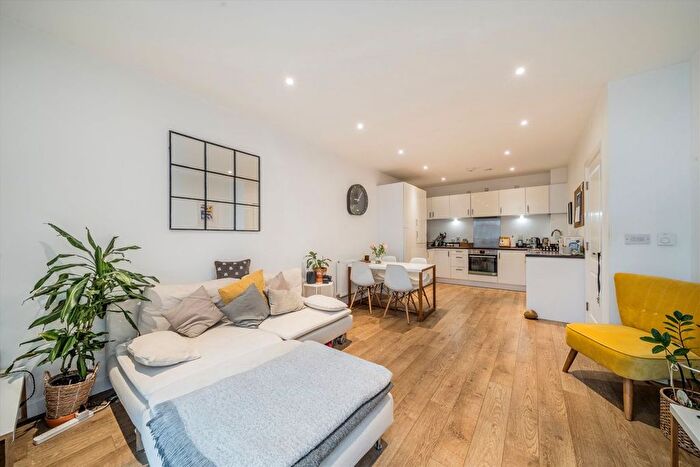 2 Bedroom Flat To Rent In Atkins Square, Hackney, E8