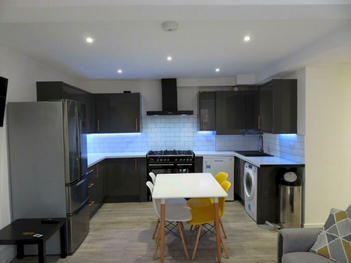 6 Bedroom Semi-Detached House To Rent In Rolleston Drive, Nottingham, NG7