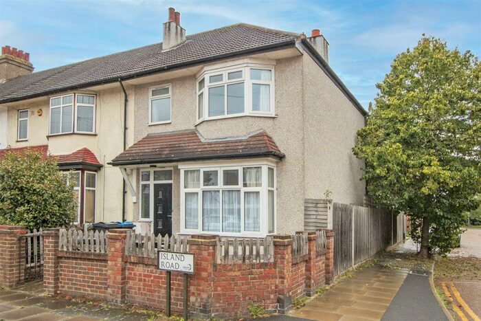 3 Bedroom House To Rent In Island Road, Mitcham, Mitcham, CR4