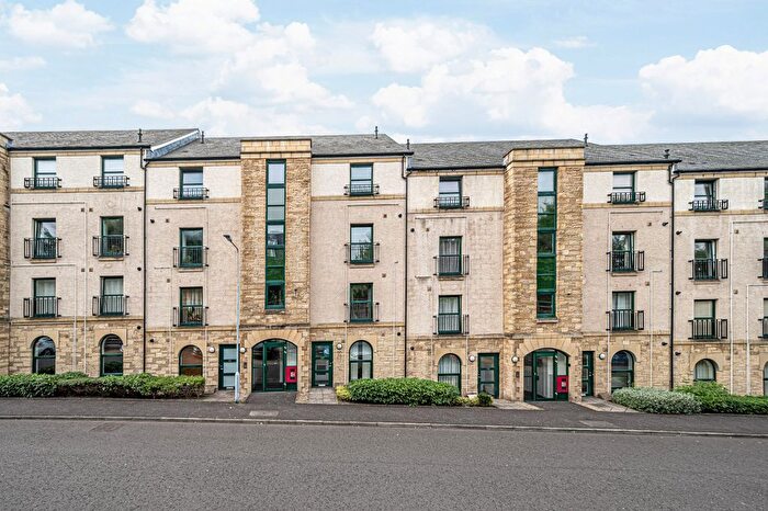 3 Bedroom Maisonette For Sale In Lady Campbells Court, Dunfermline, KY12