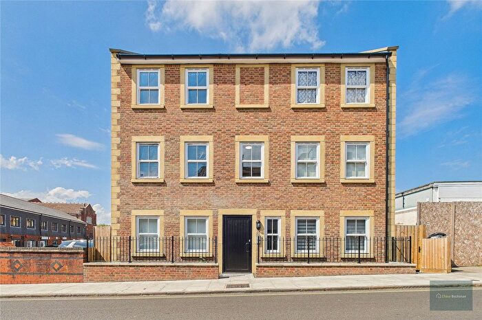 2 Bedroom Flat To Rent In - Castle Street, Wiltshire, BA14