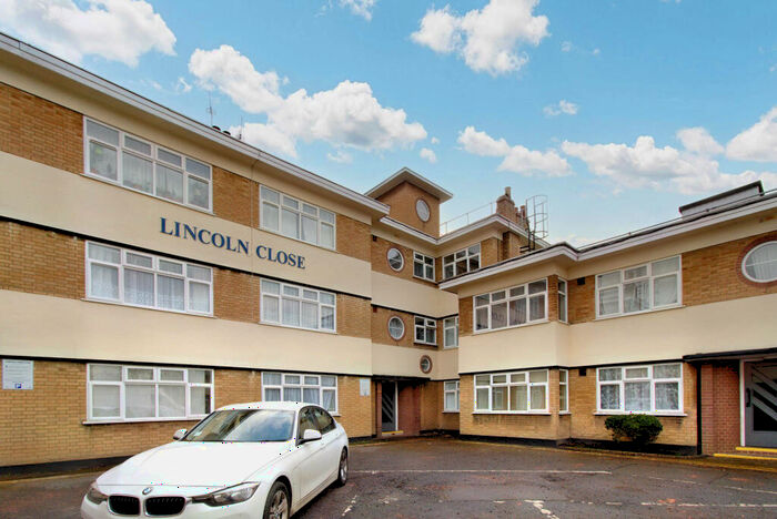 1 Bedroom Flat For Sale In Lincoln Close, South Norwood, SE25
