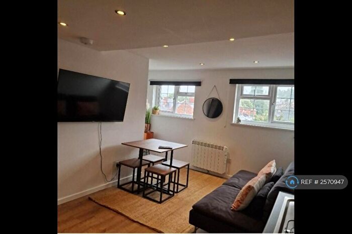 2 Bedroom Flat To Rent In Mansfield Road, Nottingham, NG5