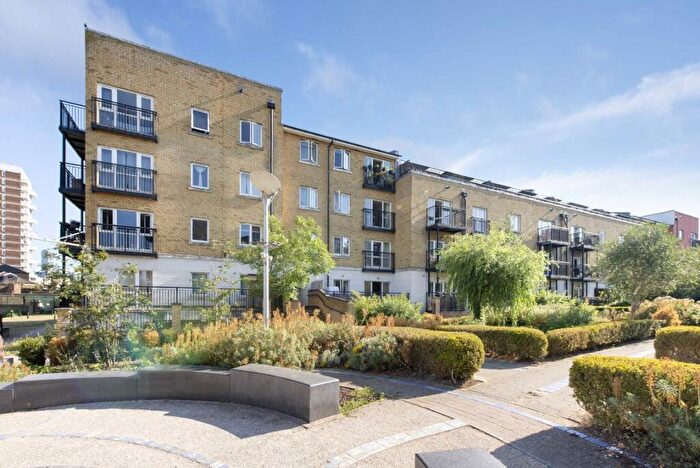 2 Bedroom Flat To Rent In Candle Street, Stepney Green, E1