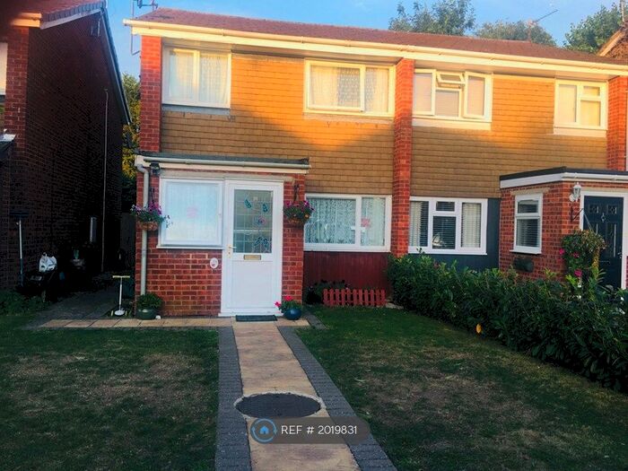 3 Bedroom Semi-Detached House To Rent In Devitt Close, Reading, RG2