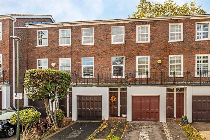 3 Bedroom Property For Sale In Broom Park, Teddington, TW11