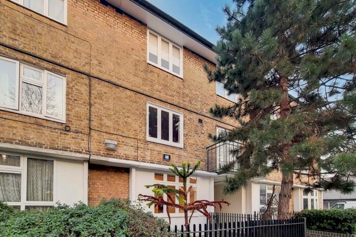 3 Bedroom Maisonette To Rent In Chilcot Close, Poplar, London, E14