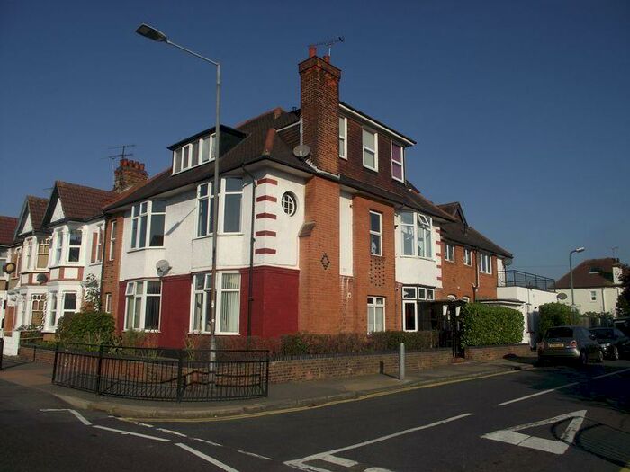 2 Bedroom Flat To Rent In Sandleigh Road, Leigh-On-Sea, SS9