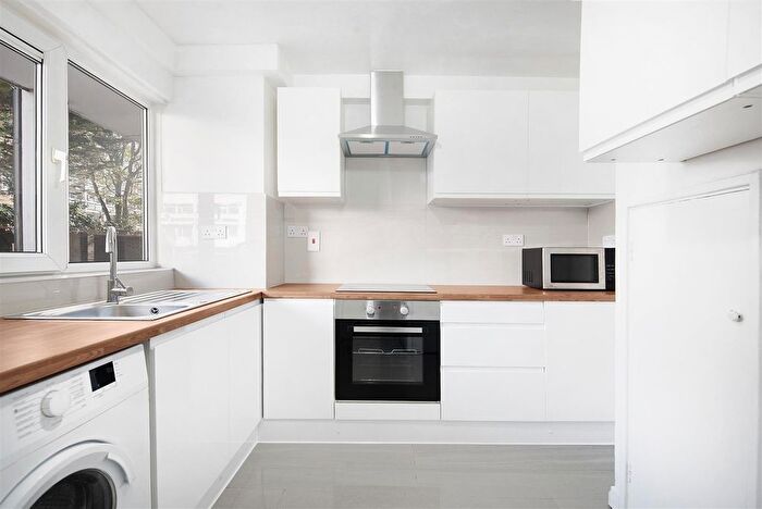 4 Bedroom Flat To Rent In Rupert Gardens, SW9