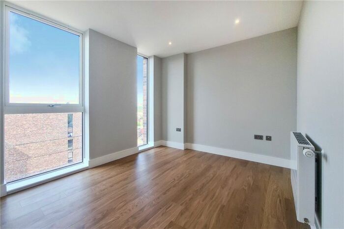 3 Bedroom Flat To Rent In Greyhound Parade, Wimbledon Grounds, London, SW17