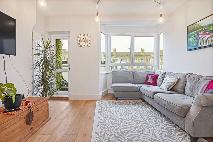 3 Bedroom Flat To Rent In Stockwell Road, London, SW9