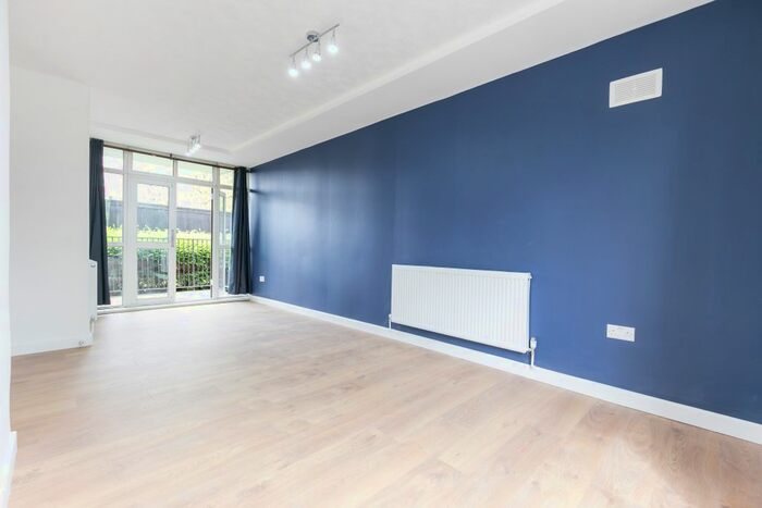 3 Bedroom Flat To Rent In Patmore Estate, London, SW8