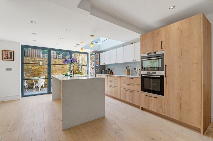 2 Bedroom Flat For Sale In Auckland Road, SW11