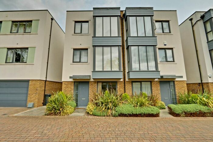 4 Bedroom Semi-Detached House To Rent In Wellston Crescent, Oakwood, N14