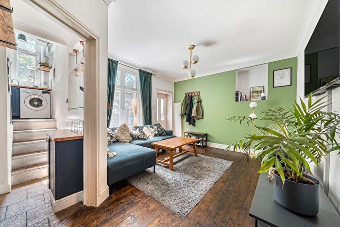 2 Bedroom Maisonette For Sale In Osborne Road, Windsor, Berkshire, SL4