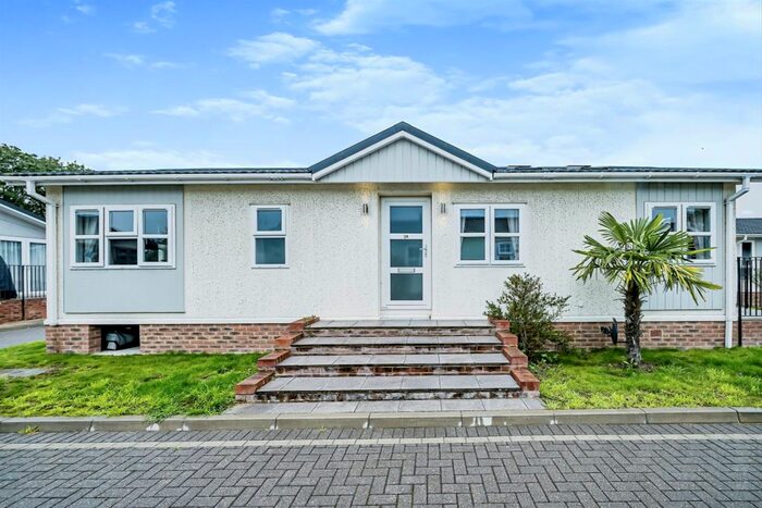 2 Bedroom Mobile/park Home For Sale In Lyngfield Park, Maidenhead, SL6