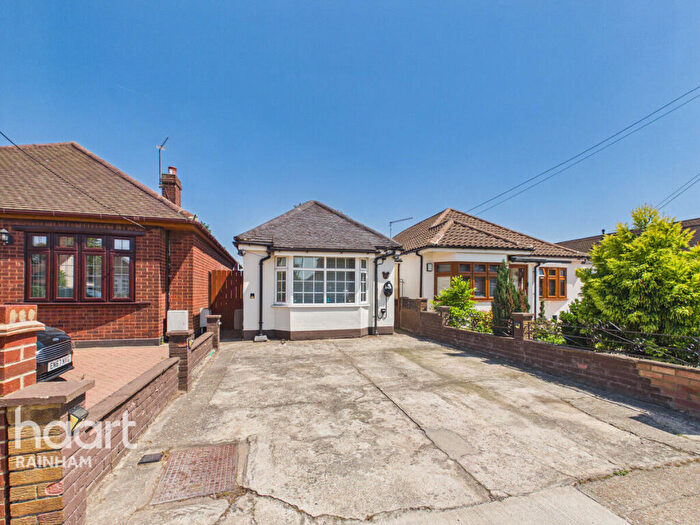 3 Bedroom Detached Bungalow For Sale In King Edward Avenue, Rainham, RM13