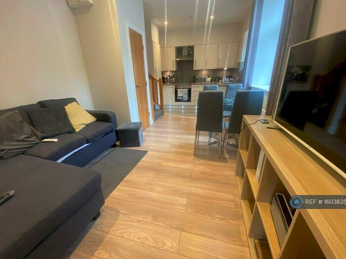 2 Bedroom Flat To Rent In Headingley Lane, Leeds, LS6