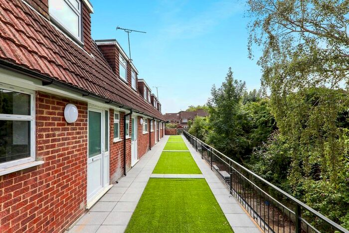 3 Bedroom Maisonette To Rent In Tudor Drive, Yateley, GU46