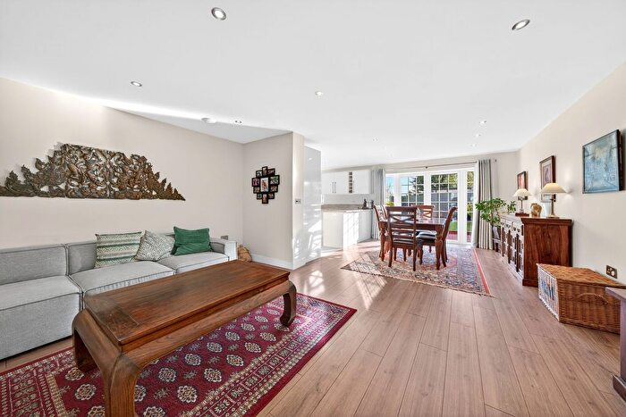 4 Bedroom Detached House For Sale In Stratfield Road, Borehamwood, WD6