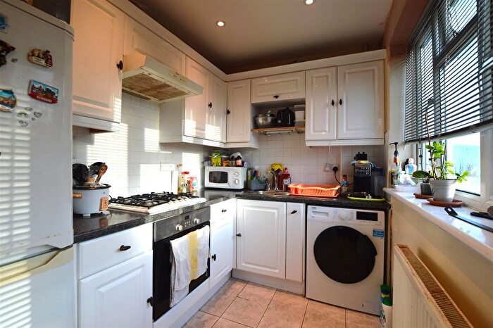 1 Bedroom Flat For Sale In Lancaster Avenue, Farnham Royal, Slough, SL2