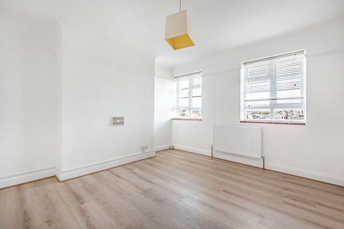 2 Bedroom Flat To Rent In Burntwood Lane, Earlsfield, London, SW17