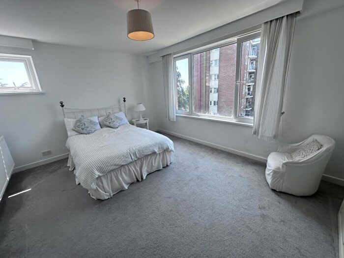 2 Bedroom Flat To Rent In Brynfield Court, Langland, SA3