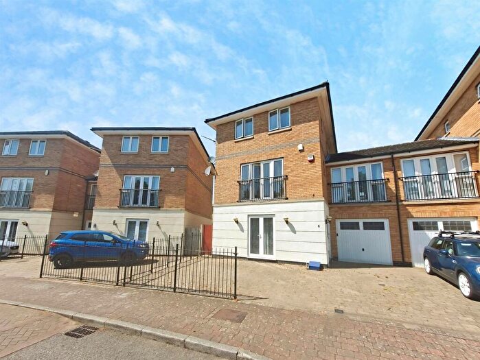 4 Bedroom Link Detached House For Sale In Stanton Square, Hampton Hargate, Peterborough, PE7