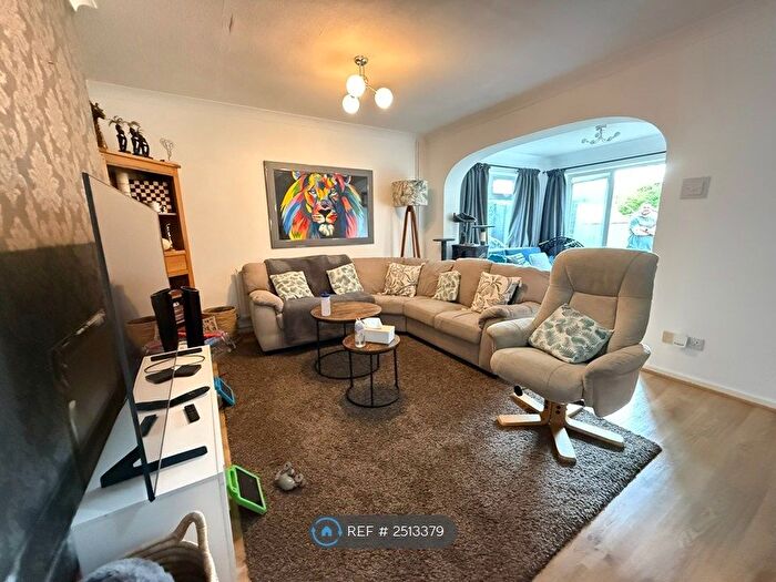 4 Bedroom Semi-Detached House To Rent In Coombe Rise, Leicester, LE2