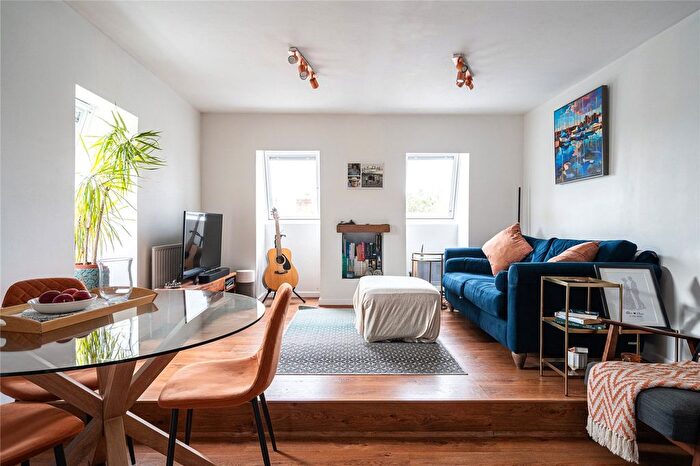 2 Bedroom Flat For Sale In Tooting Bec Gardens, London, SW16
